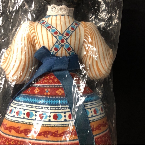 Vintage Avon American Heirloom Collection Porcelain Head Doll Mint Condition - Picture 6 of 8